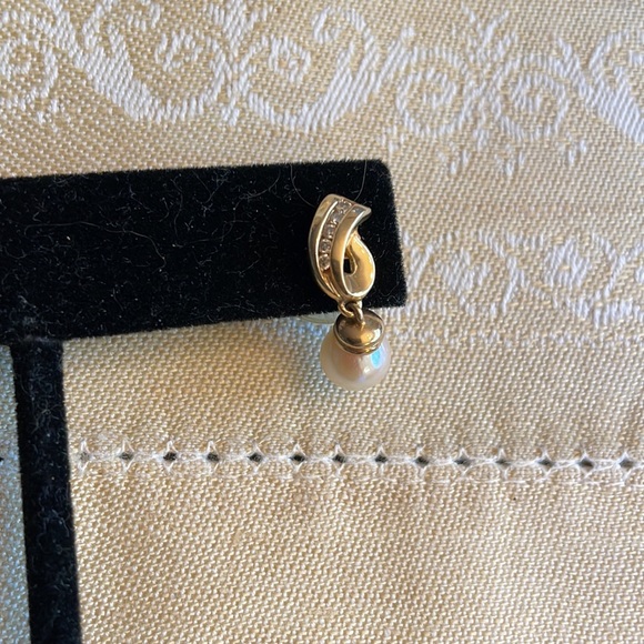 Beautiful 14 karat gold earrings with drop pearl and 5 diamonds on each - Picture 6 of 6